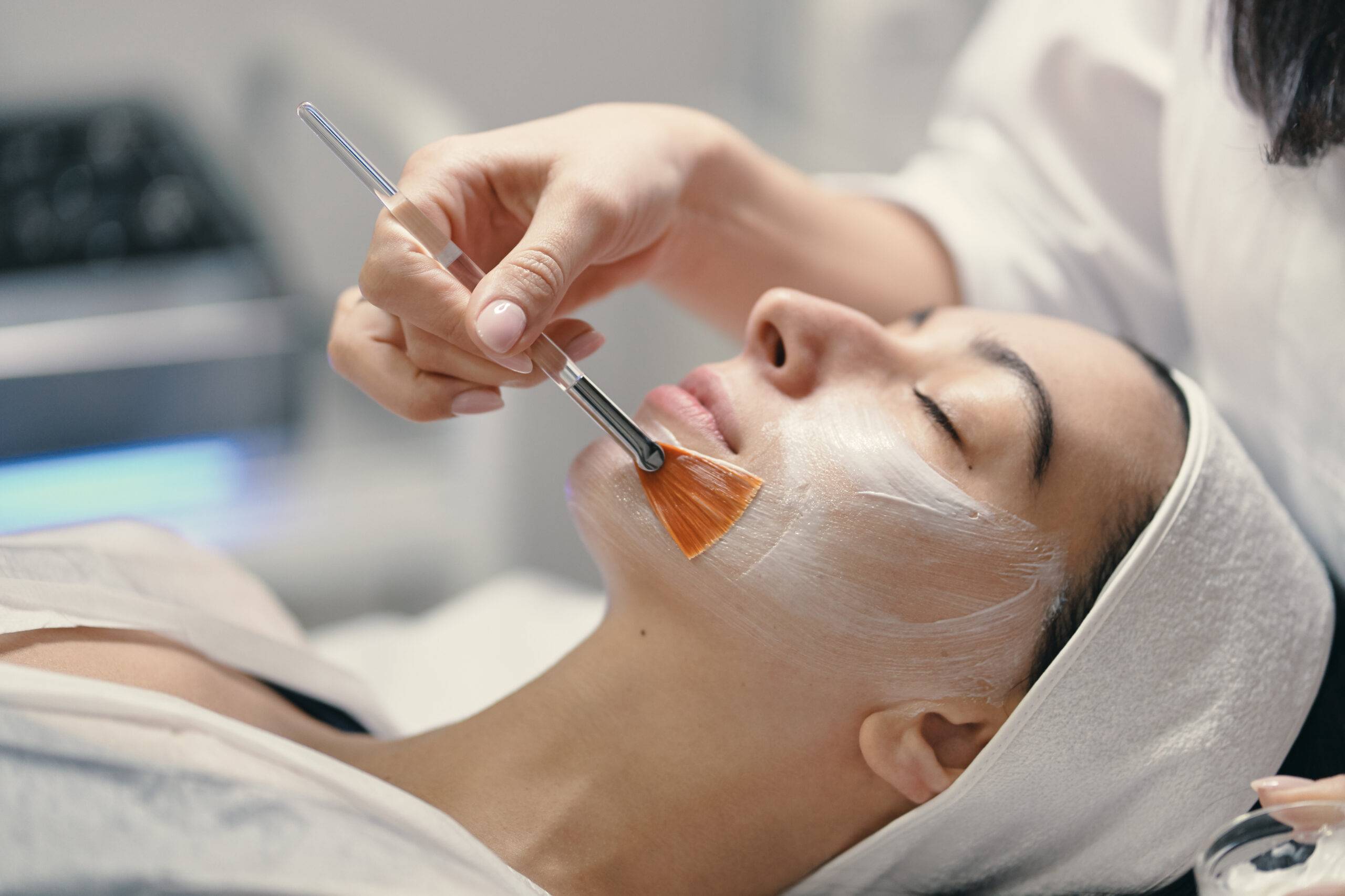 Cura professionale della pelle del viso per una pelle radiosa e sana